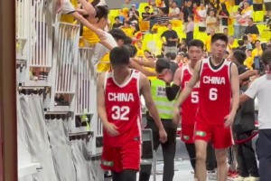 中国男篮19分负乌拉圭 赛后退场时球迷依旧给球队送上鼓励